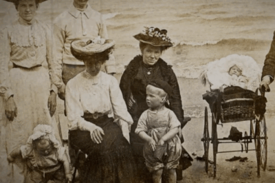 🐻 At First, This 1906 Family Portrait Looked Perfectly Normal — Until Someone Realized the Mother’s Eyes Were Painted Open