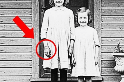 IT WAS JUST A SWEET PHOTO OF TWO SISTERS”… UNTIL EXPERTS ZOOMED IN ON THEIR HANDS — AND DISCOVERED A DETAIL SO DISTURBING IT REWRITES THE ENTIRE FAMILY’S HISTORY